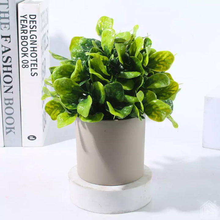 Mini planta artificial em vaso cinza, ideal para decoração de interiores com sofisticação.