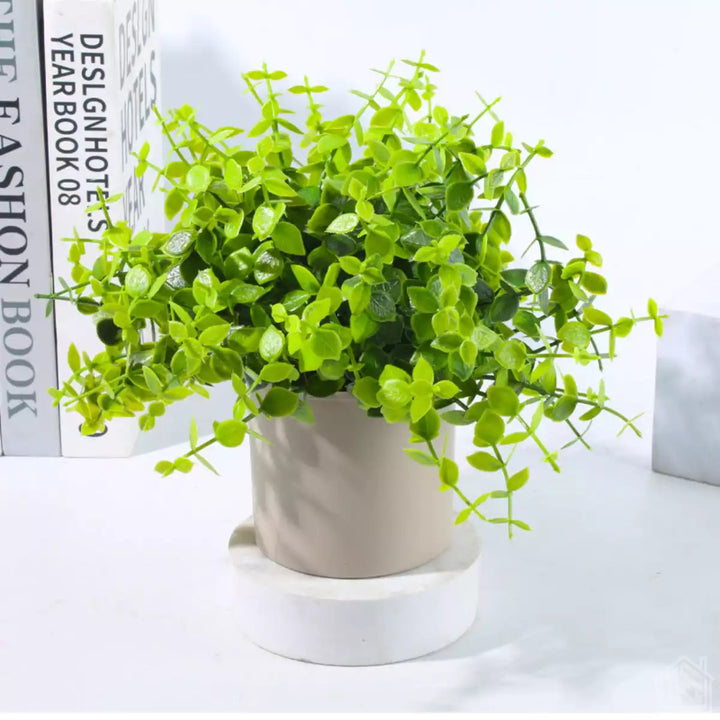 Mini planta artificial Maisonelle® em vaso, decoração realista e sofisticada, ideal para ambientes interiores.