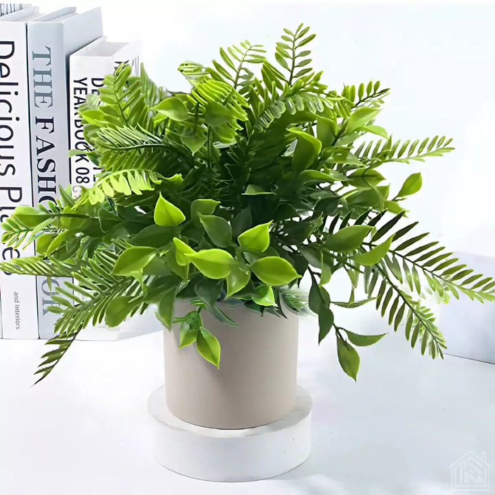 Mini planta artificial Maisonelle® em vaso decorativo, ideal para decorar ambientes com sofisticação e sem manutenção.