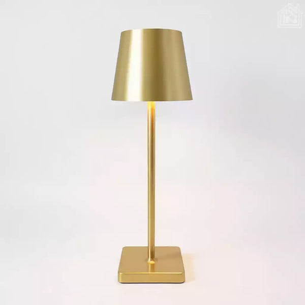abajur de mesa siena dourado sobre fundo branco