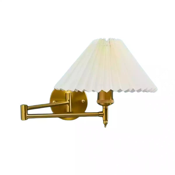 Arandela plissada dourada sobre fundo branco com seu design clássico e moderno em destaque