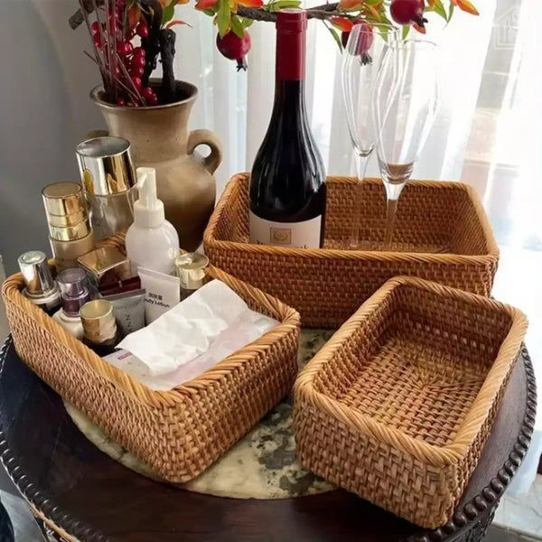 cestos de palha em uma mesa com vinho e complementos