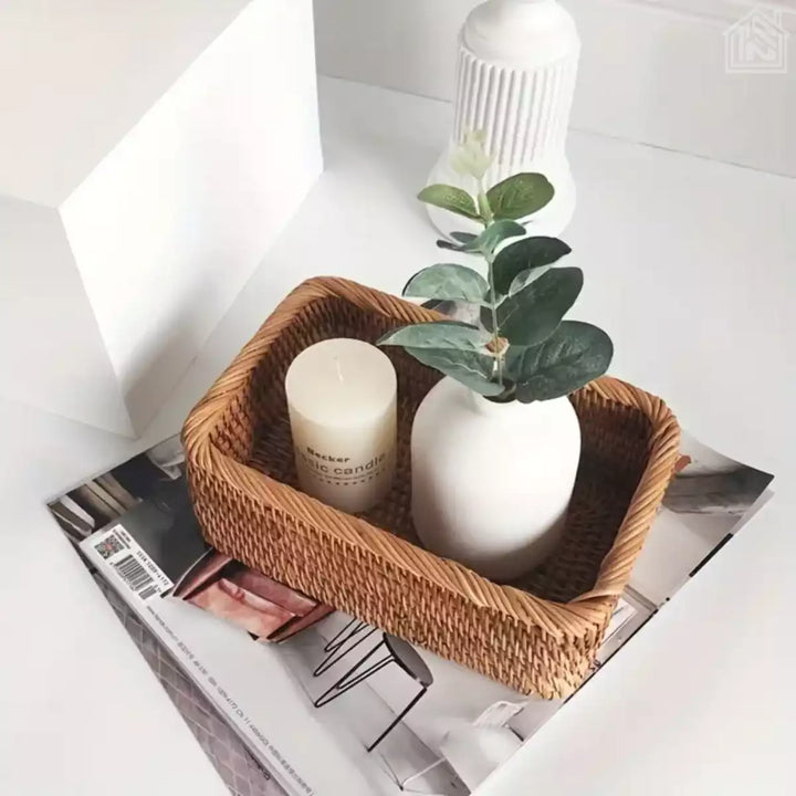 cesto de palha em uma revista com vaso de planta