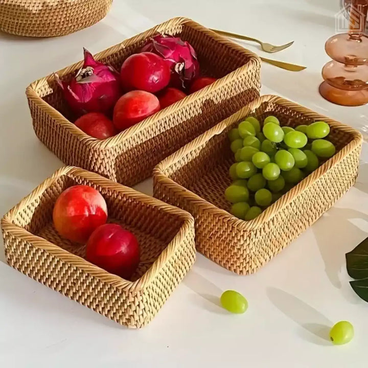 cestos de palha em uma mesa com frutas dentro