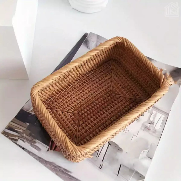 cestos de palha em uma mesa vazio