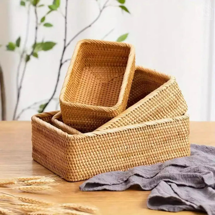 cestos de palha em uma mesa um em cima do outro