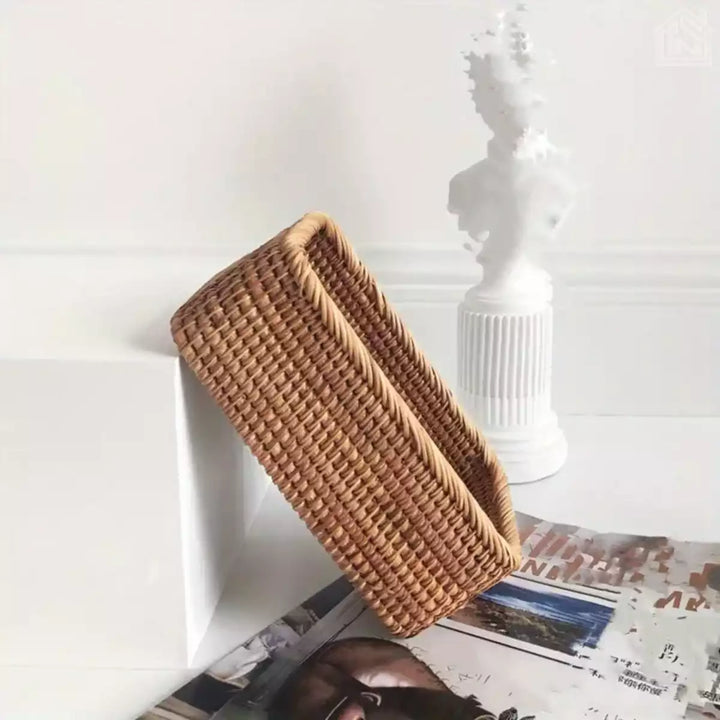 cestos de palha em uma mesa com visão lateral