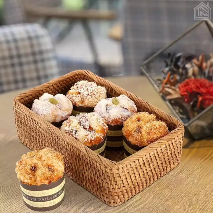cesto de palha em uma mesa com cupcakes dentro