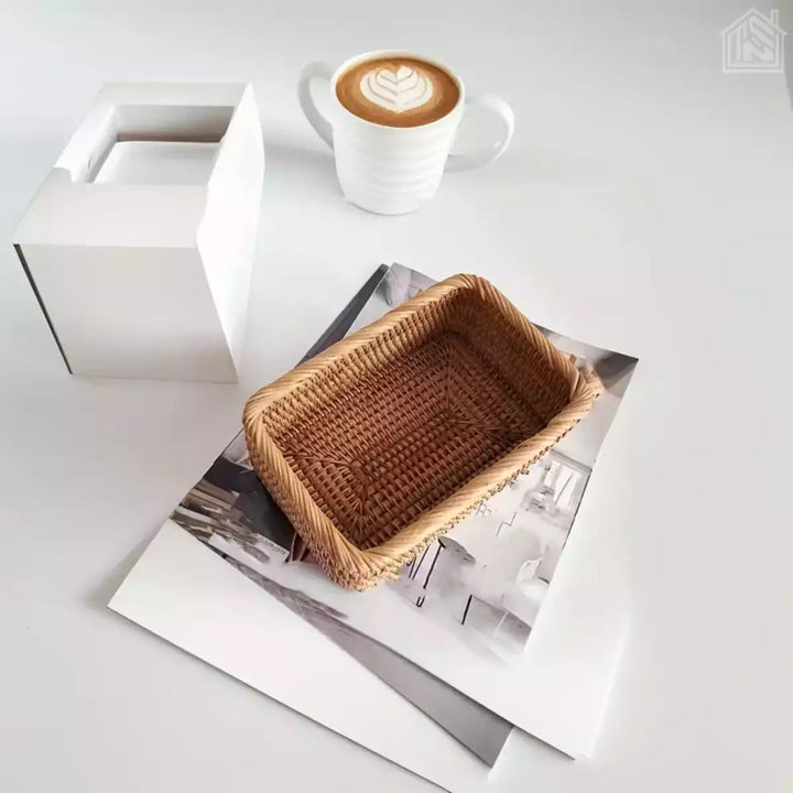 cesto de palha em uma mesa branca com uma xícara de café