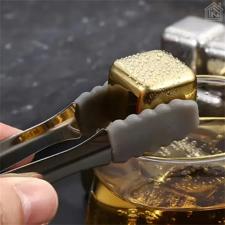 segurando gelo reutilizável dourado com pegador