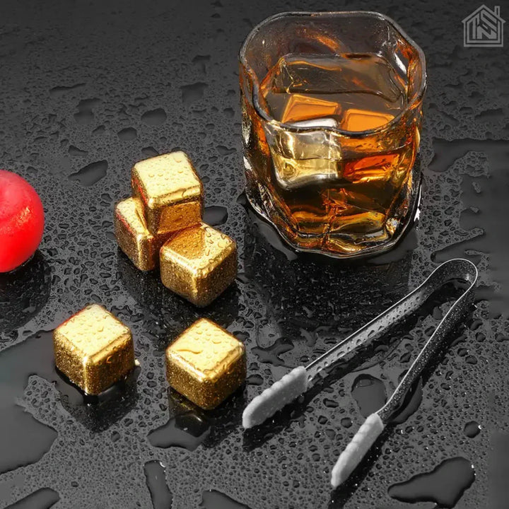 gelo reutilizável na bebida e na mesa molhada ao lado do pegador e tomate