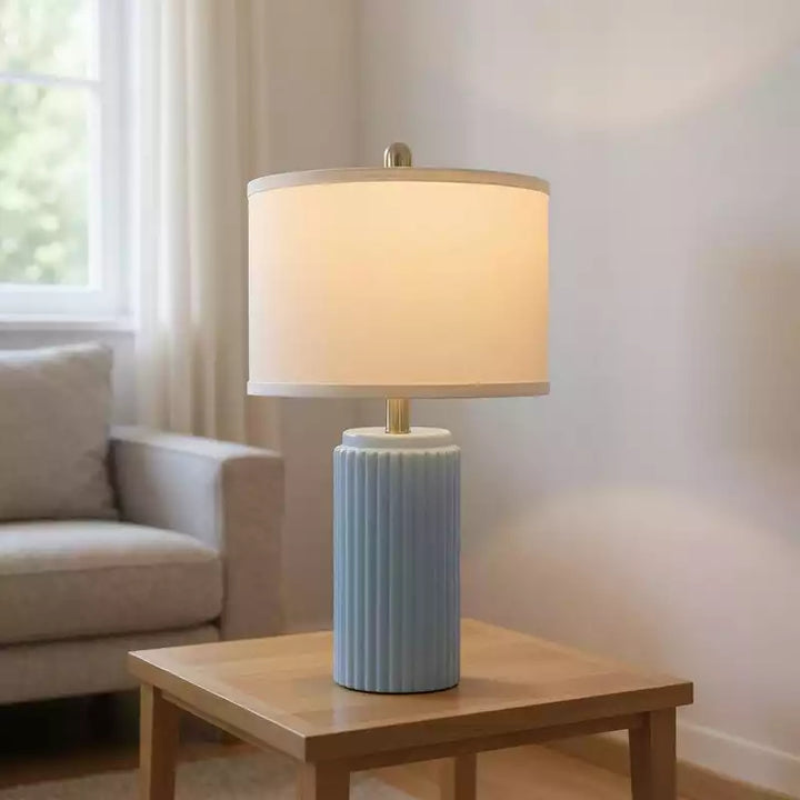 abajur-ravena-azul-base-ceramica-cupula-linho-elegante