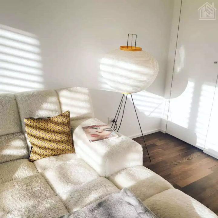luminaria-de-chão-japonesa-tripé-no-quarto