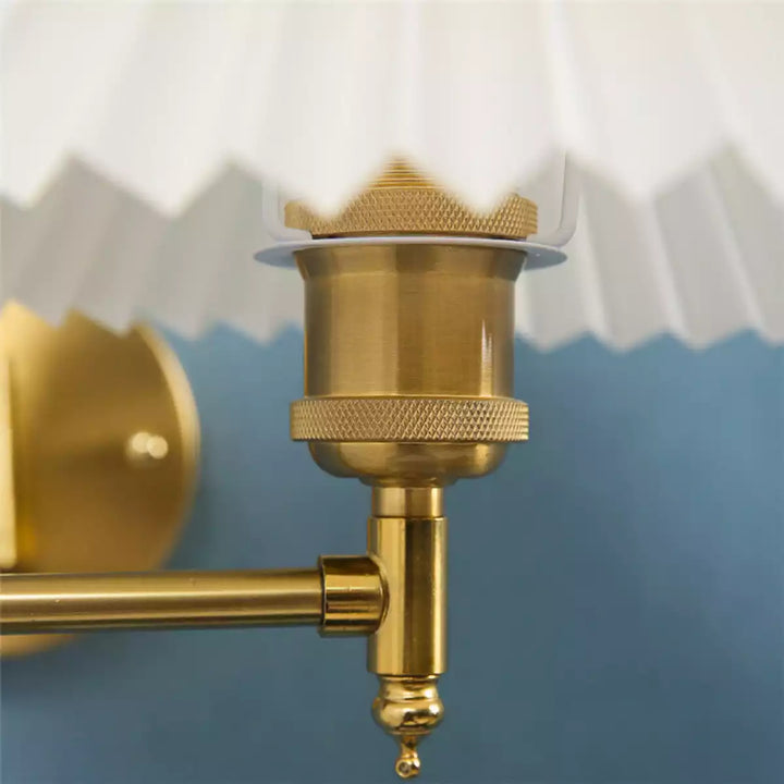 Close-up da articulação do braço duplo da luminária dourada