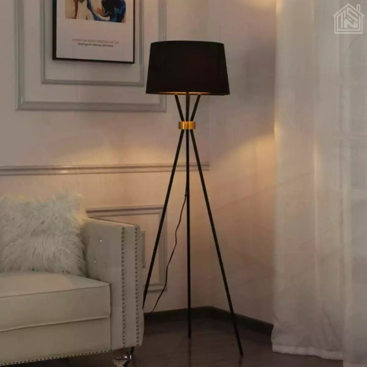 luminaria-de-chao-tripé-preta-design-exclusivo