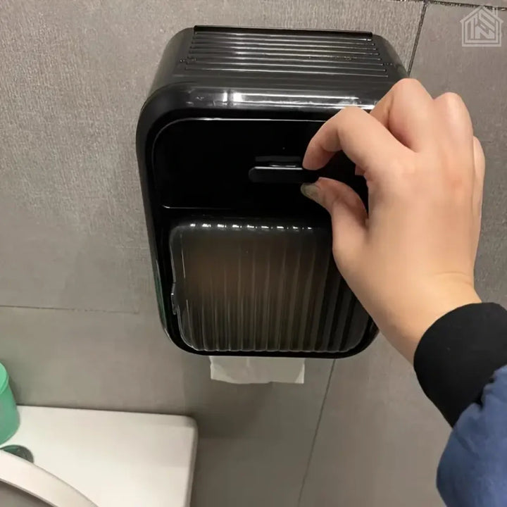 suporte de papel higiênico preto com gaveta sendo usado