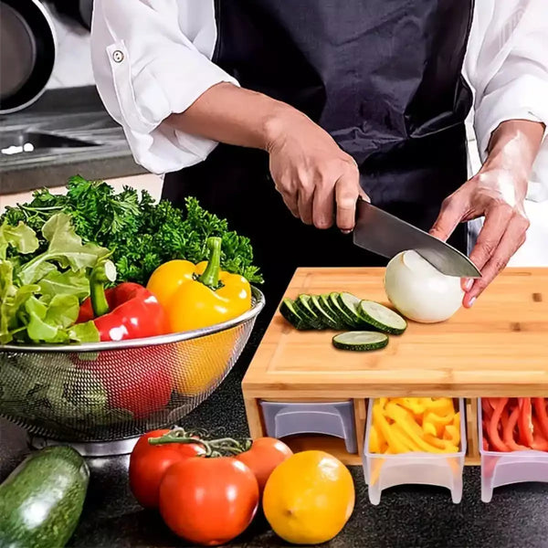 tábua de carne de madeira com legumes e vegetais sendo utilizada
