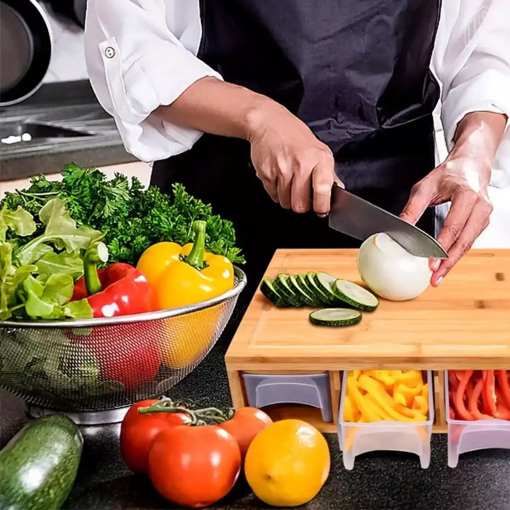 tábua de carne de madeira com legumes e vegetais sendo utilizada