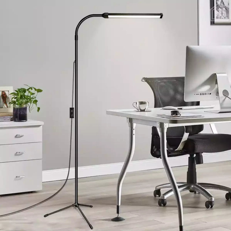 luminaria-de-chao-articulada-led-para-escritorio-ligada