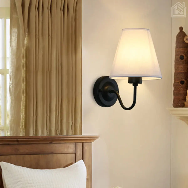 luminária-de-parede-cúpula-branca-com-suporte-preto-em-um-quarto-neutro