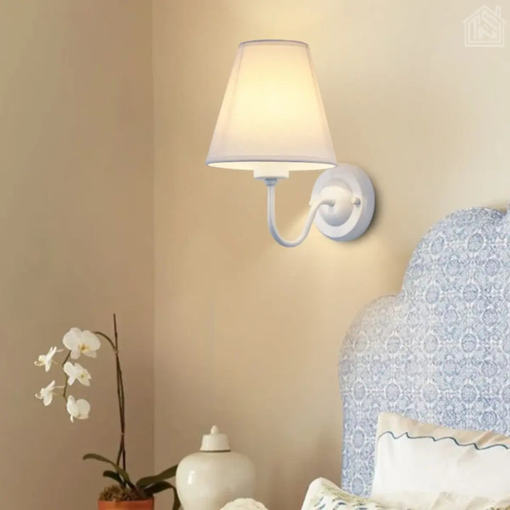 luminária-de-parede-cúpula-branca-com-suporte-branco-em-um-quarto-neutro