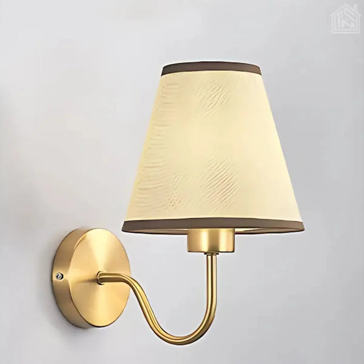 luminária-de-parede-cúpula-bege-com-suporte-dourado-fundo-branco