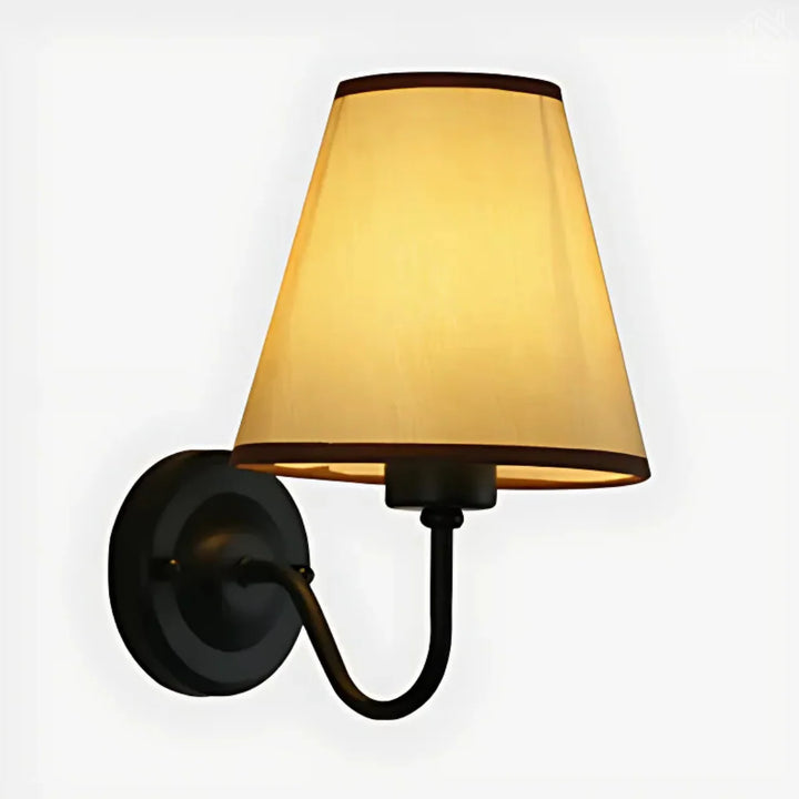 luminária-de-parede-acesa-cúpula-bege-com-suporte-preto-fundo-branco