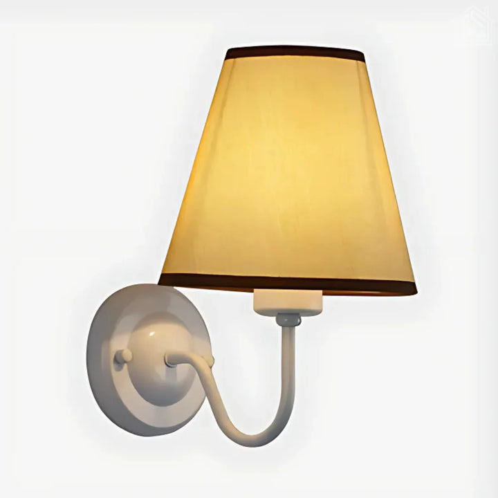 luminária-de-parede-acesa-cúpula-bege-com-suporte-branco-fundo-branco