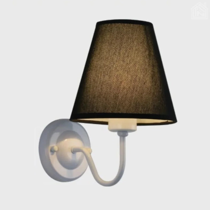luminária-de-parede-acesa-cúpula-preta-com-suporte-branco-fundo-branco