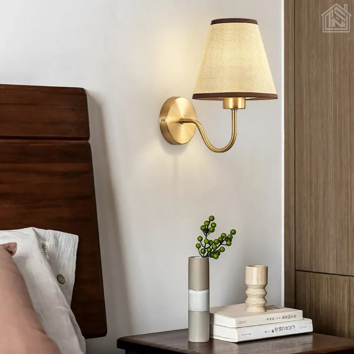 luminária-de-parede-cúpula-bege-com-suporte-dourado-em-um-quarto-moderno