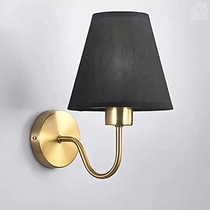 luminária-de-parede-cúpula-preta-com-suporte-dourado-fundo-branco