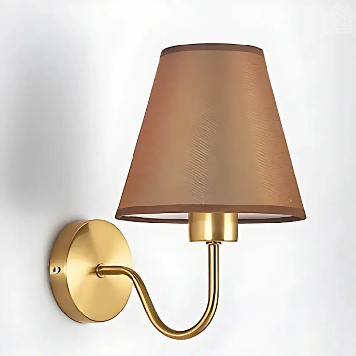 luminária-de-parede-cúpula-marrom-com-suporte-dourado-fundo-branco