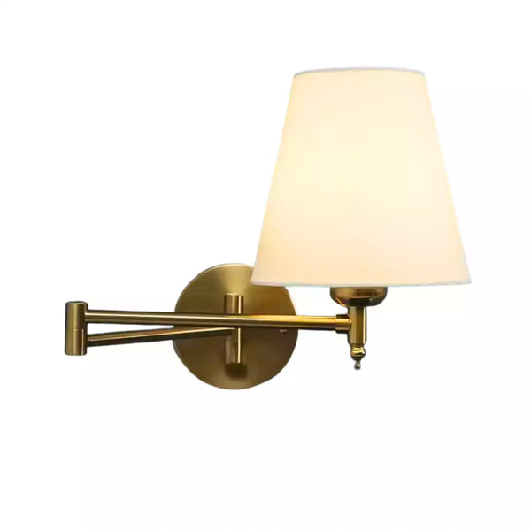 Luminária de parede articulada dourada com abajur branco sobre fundo branco