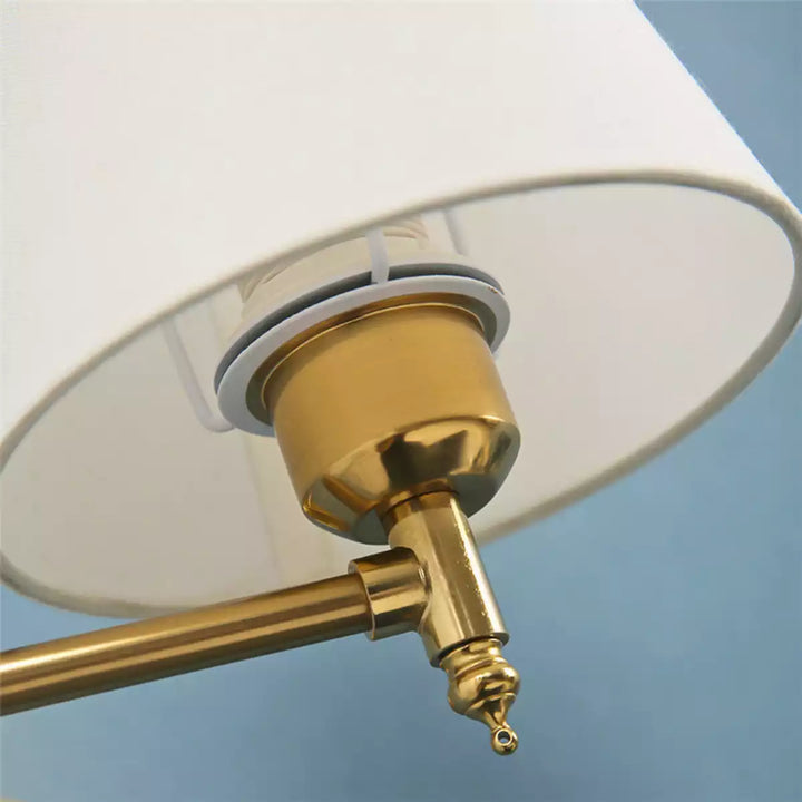 Detalhe de perto da base e soquete E27 de uma luminária de parede dourada