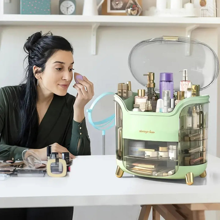mulher usando o organizador de maquiagem verde em acrílico aberto